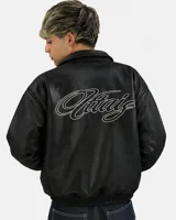 Chaqueta de cuero sintético negro con diseño estilo bomber, cuello camisero y puños y ruedo elásticos. Presenta un bordado gráfico en color blanco en la parte trasera.