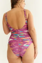 Malla entera estampada con escote en V y frunce en la parte delantera. Tiene breteles finos regulables y espalda baja.