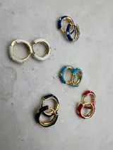 Set de aros tipo argolla con base dorada y esmalte de colores: blanco, azul, turquesa, negro y rojo.