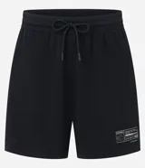 Bermuda deportiva de baloncesto color negro, confeccionada en tejido de malla texturizada, con cintura elástica, cordón ajustable y bolsillos laterales. Presenta una etiqueta pequeña aplicada en el bajo izquierdo.