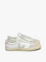 Zapatillas Veja modelo Volley O.T. Leather, de diseño retro en color blanco con detalles en beige. Confeccionadas en cuero bovino con suela de caucho amazónico y logo lateral característico de la marca.