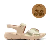Sandalias de cuero color beige con tira dorada cruzada sobre el empeine, tira trasera con hebilla y suela gruesa.