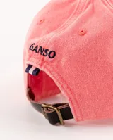 Gorra de béisbol color salmón con efecto lavado y logo bordado en azul marino.