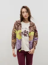 Saco de punto con diseño de bloques de color en técnica intarsia, combinando tonos marrones jaspeados, verde lima y violeta. Presenta cuello redondo, cierre frontal con botones y mangas largas.