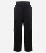 Pantalón cargo de tricolina color negro, de corte recto y holgado, con bolsillos laterales utilitarios.