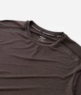 Remera deportiva de manga corta con cuello redondo, confeccionada en tejido técnico con tecnología Dry para mayor transpirabilidad y evaporación del sudor. Presenta un diseño básico con detalles reflectantes.