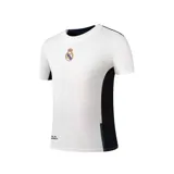 Camiseta de fútbol azul marino para niño, con cuello redondo y mangas cortas. Presenta el escudo del Real Madrid bordado en el pecho y detalles de líneas diagonales en el tejido.