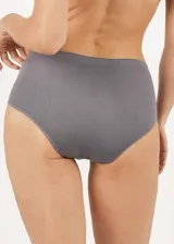 Bombacha bikini de tiro alto color rojo, confeccionada en microfibra sin costuras y con forro de algodón.