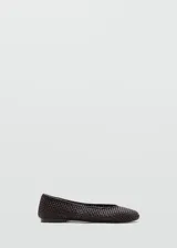 Zapato chatita de mujer modelo Cidia, en color marrón oscuro con diseño trenzado y punta redonda.