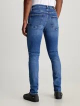 Pantalón de jean skinny azul con lavado vintage, tiro bajo, cinco bolsillos y cierre con cremallera.