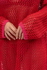 Vestido corto de red color rojo con terminaciones en rosa.