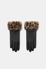 Guantes cortos de cuero sintético negro con costuras decorativas en el dorso y puño con aplicación de pelo sintético estampado con diseño animal print.