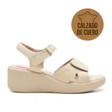 Sandalias de cuero negro Usaflex Celie con plataforma y ajuste con velcro.