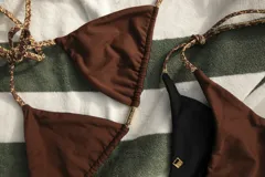 Traje de baño de dos piezas, compuesto por un corpiño triangular y una bombacha vedetina con tiras laterales ajustables.