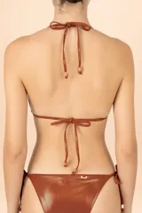 Top de bikini estilo triángulo con acabado metalizado y textura sutil. Cuenta con tiras ajustables para atar al cuello y en la espalda, decoradas con terminales metálicas.