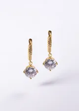 Aros colgantes de plata 925 con baño en oro de 18k y zirconia cúbica redonda. El diseño presenta un aro articulado con pavé de pequeñas zirconias y un dije colgante de piedra translúcida en corte brillante.