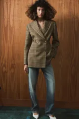 Blazer de corte entallado con estampado de cuadros, cuello solapa y cierre frontal cruzado con botones. Presenta mangas largas con detalle de abertura y botones en los puños, y forro interior a contraste.