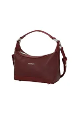 Cartera tipo morral de cuero sintético color bordó, con cierre superior, asa de mano corta y correa regulable y extraíble.