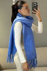 Bufanda de tejido grueso y suave, color blanco, con diseño de flecos en los extremos.