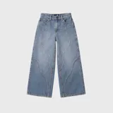Pantalón de jean estilo baggy con diseño de costuras curvas laterales, tiro medio y corte holgado en las piernas.