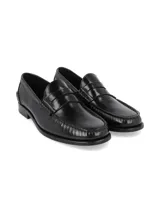 Mocasines de vestir tipo penny loafer en color negro, confeccionados en cuero con acabado brillante. Presentan costuras reforzadas en el empeine y suela de goma con pequeño tacón.