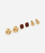 Set de tres pares de caravanas pequeñas en tono dorado. Incluye un par con diseño de nudo entrelazado, un par con piedra cuadrada color bordó y un par con diseño de aros entrelazados.