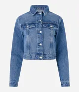 Campera corta de jean color negro con cuello inglés, abotonadura frontal, bolsillos tipo parche con solapa en el pecho y mangas largas.