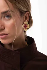 Aro con diseño de flor pintada a mano, con pétalos en tono crema y detalles de trazos en tonos rojizos con brillo, y centro decorado con mostacillas.