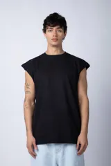 Musculosa negra de algodón, con corte relajado y mangas cortadas al estilo de una sudadera sin mangas.