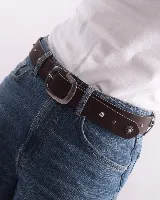 Cinto de cuero marrón oscuro con hebilla metálica rectangular plateada y detalles de tachas y apliques metálicos.