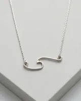 Collar de plata 925 con dije minimalista en forma de ola.