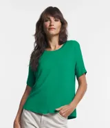 Blusa básica de viscosa color azul marino, con cuello redondo y mangas cortas de diseño cuadrado sin sisas.