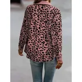 Sobre camisa de pana con estampado animal print, cuello camisero, mangas largas y cierre frontal con botones.