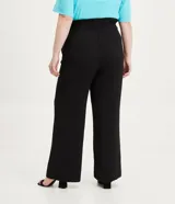 Pantalón pantalona negro de crepé con cintura elástica ajustable con lazo, bolsillos laterales y corte amplio.