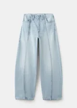 Jeans balloon de tiro medio en color celeste claro, confeccionados en algodón 100%. Presentan diseño largo con costuras frontales destacadas, trabillas, cuatro bolsillos y cierre frontal con gancho y cremallera.
