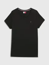 Remera negra de corte slim, cuello redondo y manga corta con dobladillo. Logo de Tommy Hilfiger bordado en el pecho.