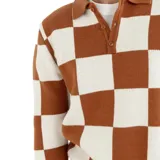 Buzo de punto con diseño de cuadros en marrón y blanco, cuello polo con botones y mangas largas.