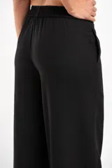 Pantalón de lino color tostado, de corte recto y tiro medio.