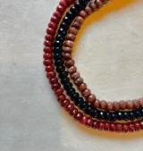 Gargantilla de cuentas facetadas de piedra natural jade color bordó, con diseño minimalista y cierre discreto.