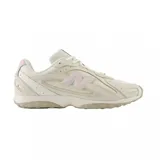Championes New Balance modelo 204L, de diseño deportivo en tonos crema y blanco con detalles en rosa suave. Presentan una estructura combinada de malla y paneles sintéticos, con el logo lateral característico y una suela de goma resistente.