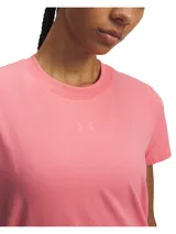 Remera de manga corta Under Armour, color rosado, con cuello redondo y diseño de ajuste holgado con detalle de nudo lateral.