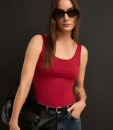 Blusa musculosa color gris claro, con escote en U y breteles anchos. Confeccionada en poliamida y poliéster.