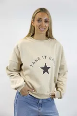 Buzo clásico beige con estampa frontal que dice "Take It Easy" en forma de arco sobre una estrella negra.