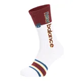 Medias deportivas blancas con caña burdeos, logo de New Balance en azul y texto "New Balance" en amarillo.