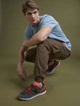 Pantalón cargo negro con bolsillos laterales con solapa, corte ajustado y tobillos elastizados.