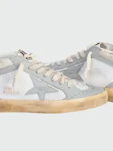 Botines Golden Goose Mid Star de cuero color blanco con detalles en gris y suela color crema.