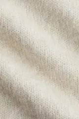 Top de punto suave con lana, de manga corta, con cuello alto acanalado y terminaciones acanaladas en puños y bajo.