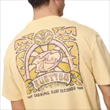 Remera amarilla de manga corta con cuello redondo y logo estampado en el pecho.