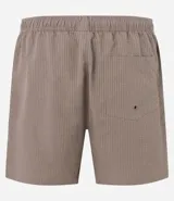 Bermuda de baño color beige, confeccionada en tejido ana ruga texturizado. Tiene lazo en la cintura, bolsillos laterales y un bolsillo trasero.