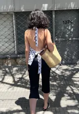 Top halter reversible con escote en V, confeccionado en tela estampada.